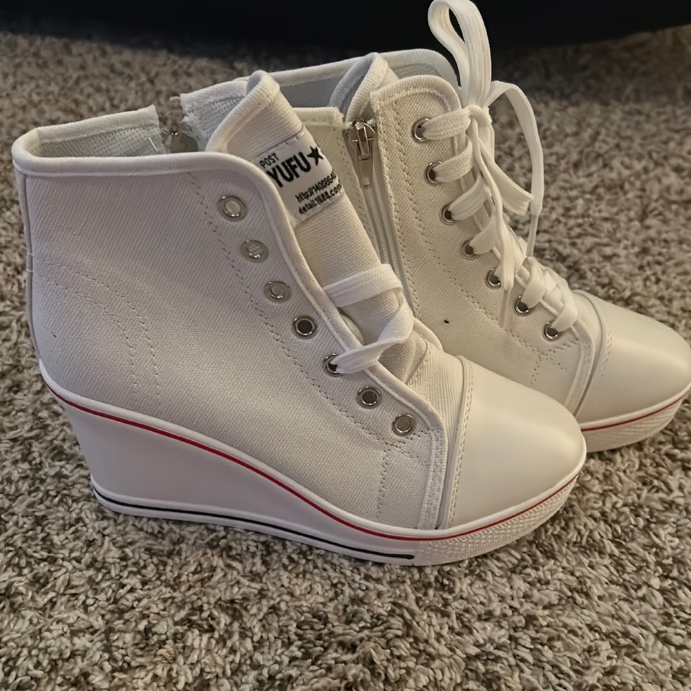 Women’s White Yufu⭐️Star High-Top Tennis Shoes, Size 6